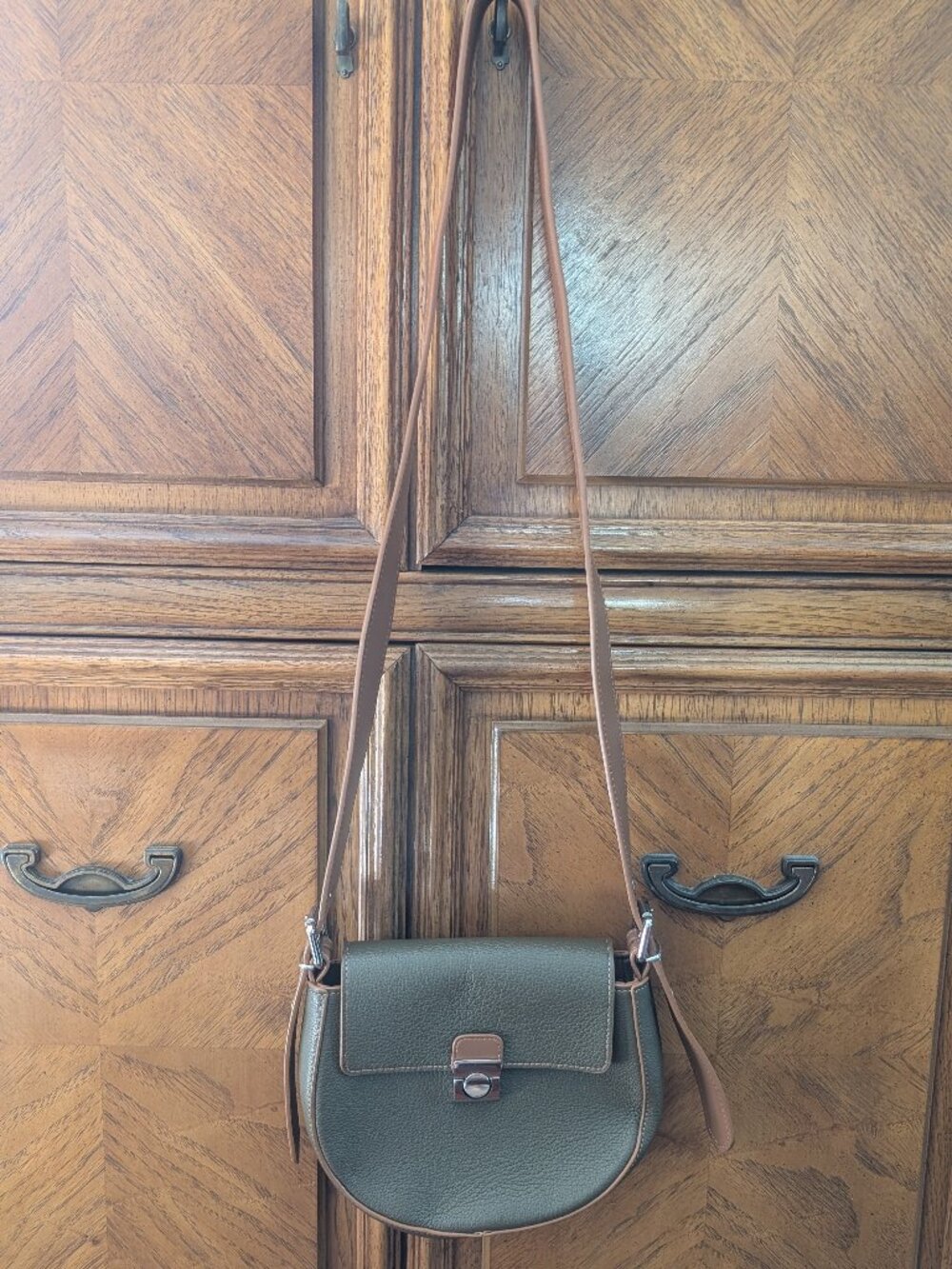 La Curra Round Shoulder Bag